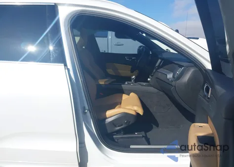 2019 Volvo Xc60 T5 Momentum z USA, uszkodzony, nr VIN LYV102DK7KB331806